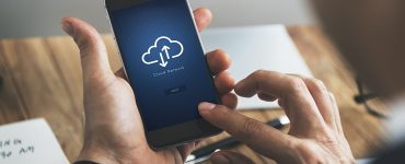 Closeup of businessman's smartphone with cloud computing symbol
